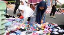 Warga memilih kaus kaki yang dijajakan pedagang di sekitar Pasar Asemka, Jakarta, Rabu (5/7). Jelang bergantinya tahun ajaran baru, sejumlah warga berburu peralatan sekolah di kawasan Pasar Asemka Jakarta. (Liputan6.com/Helmi Fithriansyah)