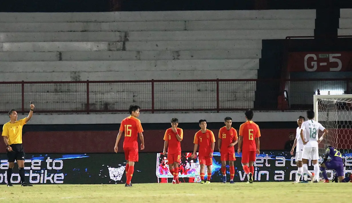 Para pemain China U-19 merayakan gol ke gawang Timnas Indonesia U-19 pada laga ujicoba di Stadion I Wayab Dipta, Bali, Minggu (20/10). Indonesia kalah 1-3 dari China. (Bola.com/Aditya Wany).