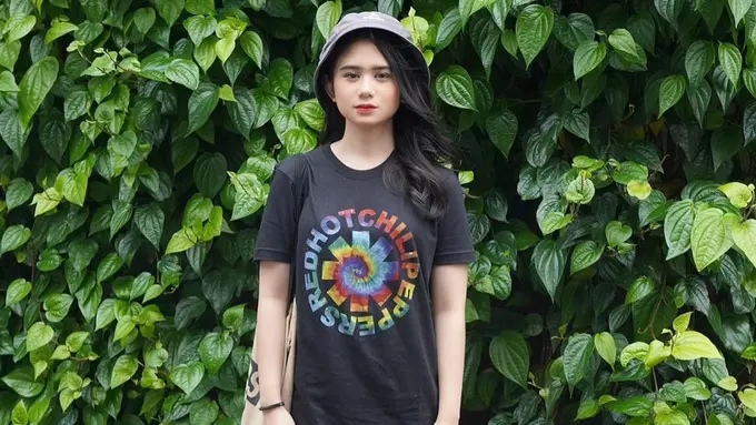 Suka Pakai Kaos Hitam dan Jeans, Intip Gaya Fashion Casual Tissa Biani Pemeran Fitri di Cinta Fitri The Series