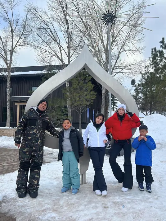 <p>Saat liburan, Nia Ramadhani tampak bermain sky bersama keluarganya. Dengan mengenakan baju musim dingin yang berbeda warnanya. [Foto: Instagram/ramadhaniabakrie]</p>