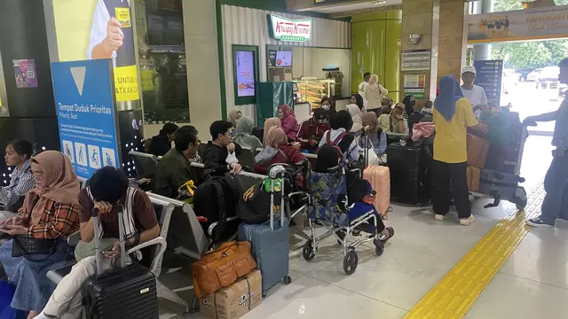 Hiruk-pikuk Stasiun Gambir Jakarta di musim mudik Lebaran, Rabu (18/3/2026). (Liputan6.com/Christian)