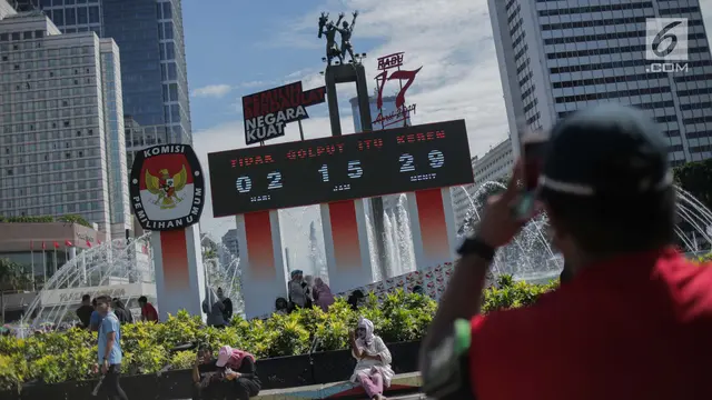 Papan Hitung Mundur Pemilu 2019 Jadi Lokasi Foto Warga