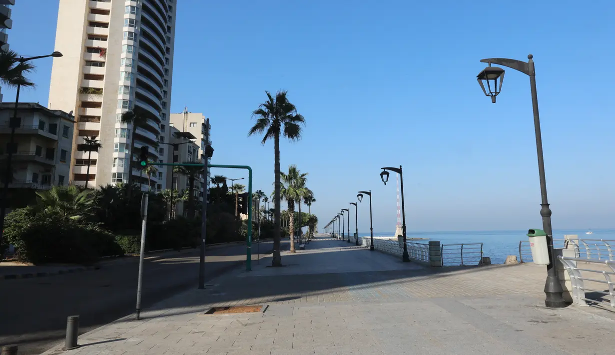 Kawasan pejalan kaki tepi laut yang biasanya ramai di ibu kota Lebanon, Beirut, kosong setelah lockdown penuh pada 10 Januari 2021. Keputusan lockdown diambil setelah Pemerintah Lebanon merasa khawatir akan terjadi lonjakan pasien di seluruh rumah sakit akibat corona COVID-19. (ANWAR AMRO/AFP)