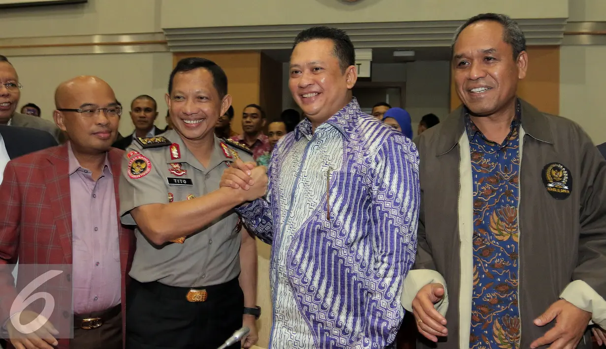 Calon tunggal Kapolri Komjen (Pol) Tito Karnavian (kedua kiri) foto bersama Ketua Komisi III Bambang Soesatyo (kedua kanan) usai mengikuti Uji Kelayakan dan Kepatutan Calon Kapolri oleh Komisi III DPR, Jakarta, Kamis (23/6). (Liputan6.com/Johan Tallo)