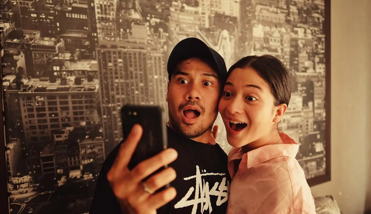 "Nanti kalo di rumah juga ketemu kan. Dia ada kerjaan, saya punya kerjaan juga, kadang gak setiap saat ketemu terus kan," pungkas Chicco Jerikho. (Instagram/chicco.jerikho)