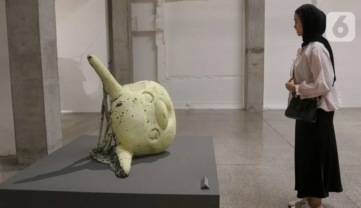Pameran ini menampilkan koleksi 12 karya dengan beragam bentuk, dari dua dimensi, tiga dimensi, hingga instalasi. (Liputan6.com/Herman Zakharia)