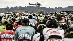 Sebuah Helikopter media melintas didepan pebalap Tour de France pada etape ke-10 antara Perigueux and Bergerac dengan jarak tempuh 178 km, (11/7/2017). (AFP/Jeff Pachoud)