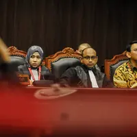 Gubernur DKI Basuki Tjahaja Purnama (Ahok) mendengarkan keterangan saksi ahli dalam sidang lanjutan uji materi UU Pilkada di MK, Jakarta,  Senin (26/9). Sidang terkait cuti kampanye ini beragenda mendengarkan keterangan ahli. (Liputan6.com/Faizal Fanani)