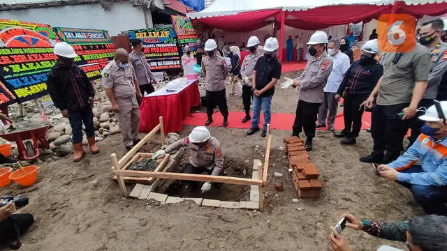 Peletakan batu pertama pembangunan gedung perawatan RS Bhayangkara Makassar (Liputan6.com)