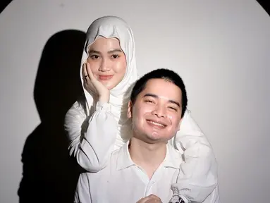 Tak hanya makin romantis, pasangan ini juga makin mirip. Meski hanya foto sederhana, namun kehangatan pasangan ini terasa. Dalam keterangan unggahannya, Henny Rahman menuliskan jika ia sangat mencintai suaminya itu. Menilik dari Instagram Alvin, diketahui foto tersebut diambil ketika momen ulang tahun Henny Rahman yang ke-30 tahun pada bulan Mei 2024 lalu. (Liputan6.com/IG/@hennyyrahman)