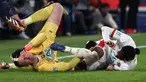 Kiper Nice, Marcin Bulka (kiri) terlibat tabrakan dengan rekannya sendiri, Pablo Rosario pada laga perempat final Coupe de France 2023/2024 melawan PSG di Stadion Parc des Princes, Paris, Prancis, Kamis (14/03/2024) dini hari WIB. (AFP/Franck Fife)