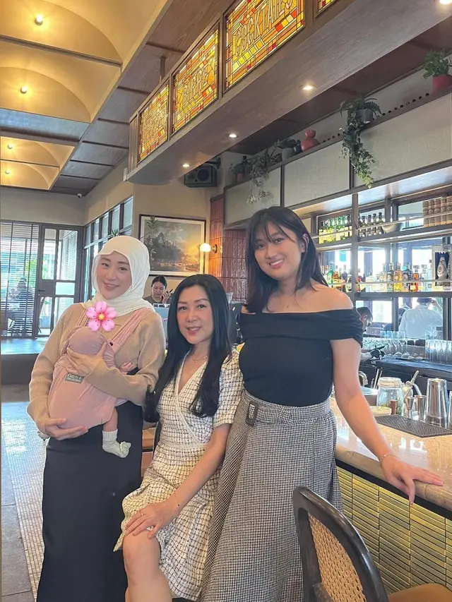 6 Potret Ibunda Larissa Chou Momong Baby Alesha Sang Cucu, Dipuji Awet Muda
