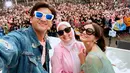 Gencar promo sinetronnya, ini potret kompak Cut Syifa, Harris Vriza, dan Afifah Ifah’nda di acara musik Inbox. Tengah jadi idola baru lewat perannya di sinetron Tajwid Cinta, terlihat para penggemar senang bertemu dengan tiga pemain Tajwid Cinta ini. Kompak pakai kacamata hitam, kebersamaan ketiganya sukses curi perhatian meski baru pertama kali bintangi satu judul bareng. (Liputan6.com/IG/@cutsyifaa)