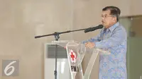Wakil Presiden Jusuf Kalla memberikan sambutan saat menghadiri HUT ke-70 Palang Merah Indonesia (PMI) di Museum Nasional, Jakarta, Kamis (17/9/2015). (Liputan6.com/Faizal Fanani)