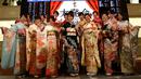 Ekspresi gadis-gadis berkimono saat difoto pada pembukaan tahun baru Bursa Efek Tokyo (TSE), Jepang (4/1). Gadis-gadis cantik ini dihadirkan sebagai bagian dari upacara pembukaan bursa saham yang digelar setiap awal tahun. (Reuters/Kim Kyung-Hoon)