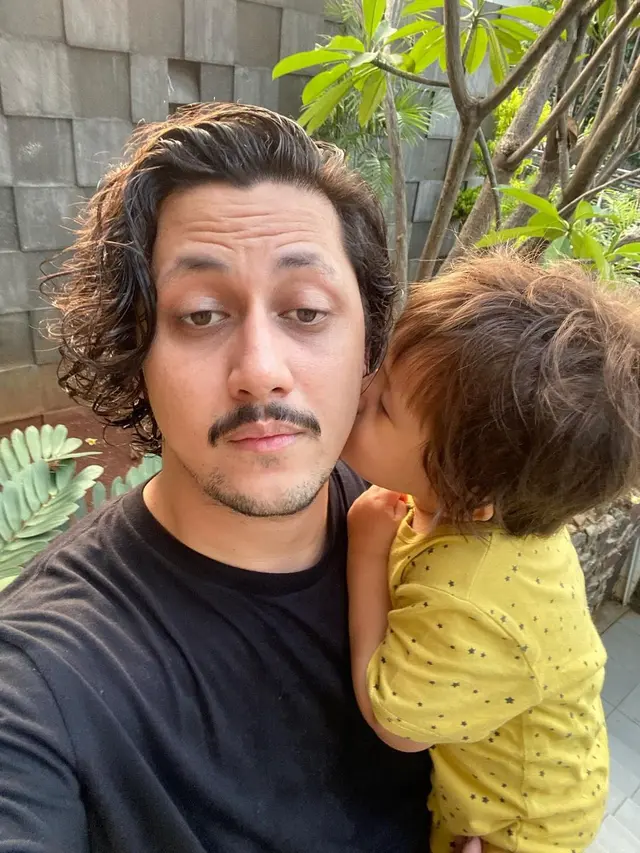 7 Potret Terbaru Keenan Pearce yang Bikin Pangling, Kini Rambutnya Gondrong