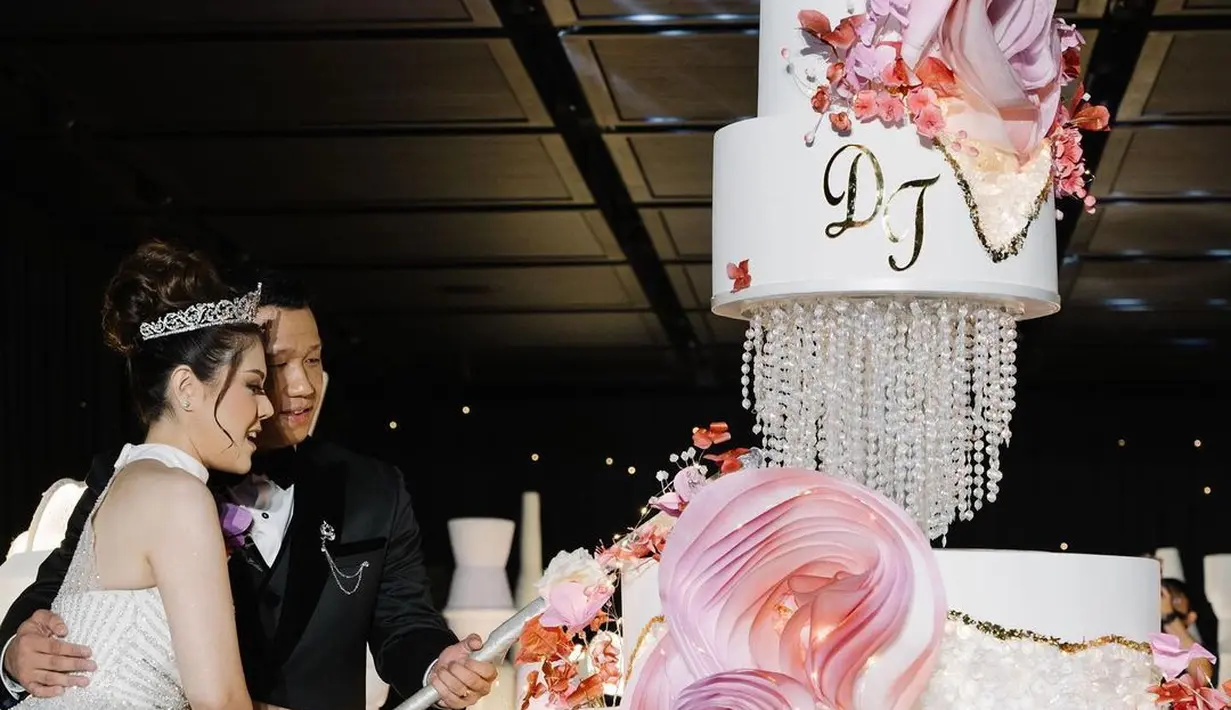 Bagi Tina Toon, yang penting bisa bisa menikah secara intimate dan bisa mengenakan baju pengantin yang sudah diinginkan sejak lama. [Instagram/tinatoon101]