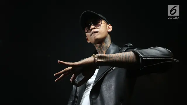 Gaya Maskulin Young Lex Berjaket Kulit