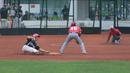 Pemain Indonesia, Hermansyah (46) menjangkau base saat berhadapan dengan pemain Singapura pada laga Asian Softball Championship di Senayan, Jakarta,Selasa (25/4/2018). Indonesia menang atas Singapura 8-2. (Bola.com/Nick Hanoatubun)