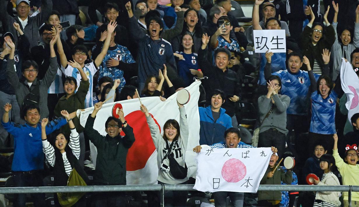 Suporter Timnas Jepang U-20 memberikan dukungan kepada timnya saat laga pertama Grup C Piala Dunia U-20 2023 di Estadio Unico Diego Armando Maradona stadium in La Plata, Argentina, on May 21, 2023. (AFP/Luis Robayo)