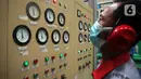 Petugas memantau mesin penghasil oksigen di PT Samator Gas Industri Kawasan Pulo Gadung, Jakarta, Jumat (6/8/2021). Kementerian Kesehatan dan Satgas Covid-19 DPR dalam sidaknya menghimbau produksi oksigen untuk industri dikurangi dan dialihkan untuk kebutuhan pasien Covid-19 (Liputan6com/JohanTallo)