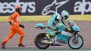 Begitu banyak pembalap mengalami masalah selama rangkaian MotoGP Mandalika 2022 di Sirkuit Mandalika, Lombok, 18-20 Maret. Namun, marshal yang bertugas bisa bekerja sangat baik. (AFP/Bay Ismoyo)