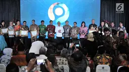 Menteri Ketenagakerjaan Hanif Dhakiri foto bersama perwakilan pemerintah daerah usai memberi penghargaan dalam Indeks Pembangunan Ketenagakerjaan (INTEGRA) 2018 di Kantor Kemnaker, Jakarta, Senin (19/11). (Merdeka.com/Iqbal Nugroho)