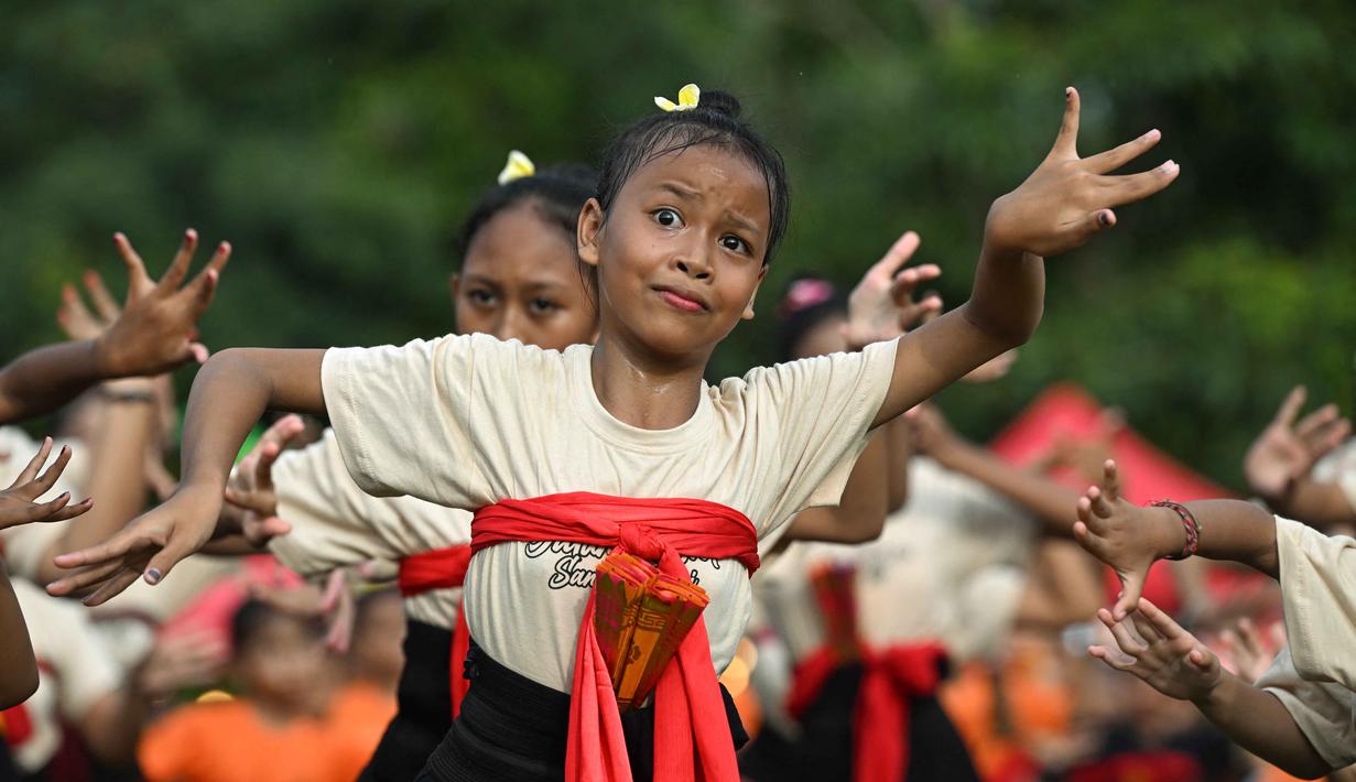 Perayaan tahun kali ini di Bali secara umum dilakukan dengan kesederhanaan namun tetap memikat wisatawan melalui kekayaan budaya lokalnya. Tampak dalam foto, anak-anak menampilkan tarian tradisional untuk menyambut malam pergantian tahun di Bali, pada Rabu 31 Desember 2025. (SONNY TUMBELAKA/AFP)
