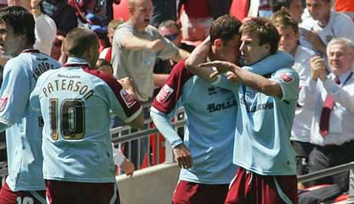 Wade Elliot of Burnley congratulated by teammates after he scored during the Championship Play-Off Final between Burnley and Sheffield United at Wembley Stadium, Monday 25 May 2009. AFP PHOTO/Geoff CADDICK