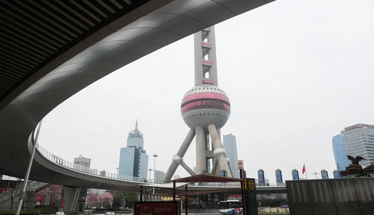 Suasana sekitar Shanghai Oriental Pearl Tower di Shanghai, China, Kamis (12/3/2020). Shanghai Oriental Pearl Tower, Shanghai Jinmao Tower, dan Shanghai Tower kembali dibuka setelah sebelumnya ditutup karena virus corona COVID-19. (Xinhua/Ding Ting)