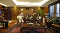 Menteri Pertahanan Prabowo Subianto menemui Menteri Luar Negeri Retno Marsudi pada Jumat (3/11/223) malam membahas kesiapan pengiriman dan penyerahan bantuan kemanusiaan dari pemerintah Indonesia untuk masyarakat Palestina.