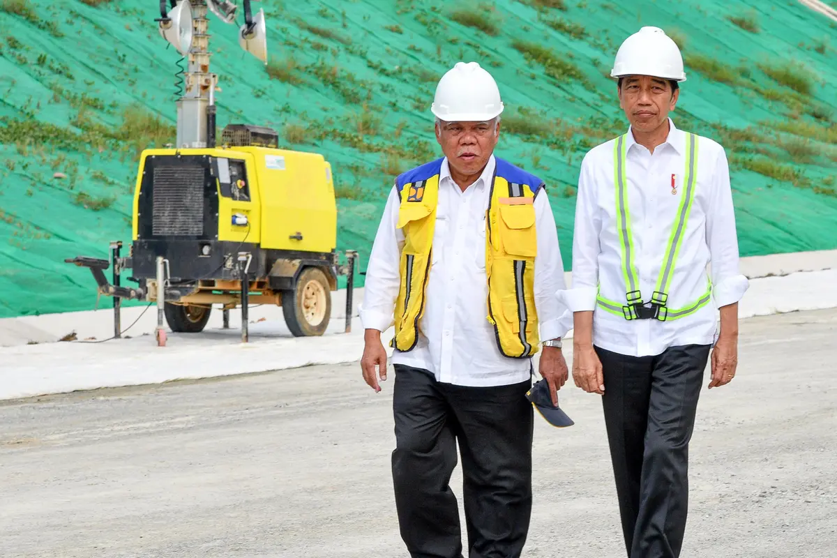 Jokowi Tinjau Pembangunan Jalan Tol IKN