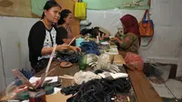 Warga kalijodo sedang membuat sepatu disalah satu rumah produksi di Jakarta, Selasa (16/2). Banyak warga Kalijodo yang memilki UKM sendiri untuk mendapatkan penghasilan yang halal. (Liputan6.com/Gempur M Surya)