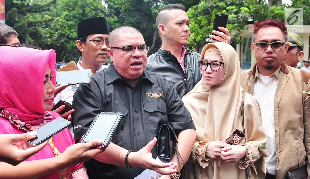 Aktris Lyra Virna bersama sang suami, Fadlan Muhammad, mendatangi Polda Metro Jaya, Selasa (10/10). Kedatangannya untuk memenuhi panggilan terkait kasus pencemaran nama baik yang menjerat Lyra atas laporan Ada Tour and Travel. (Liputan6.com/Helmi Afandi)