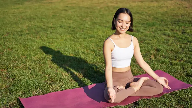 Ilustrasi wanita melakukan yoga