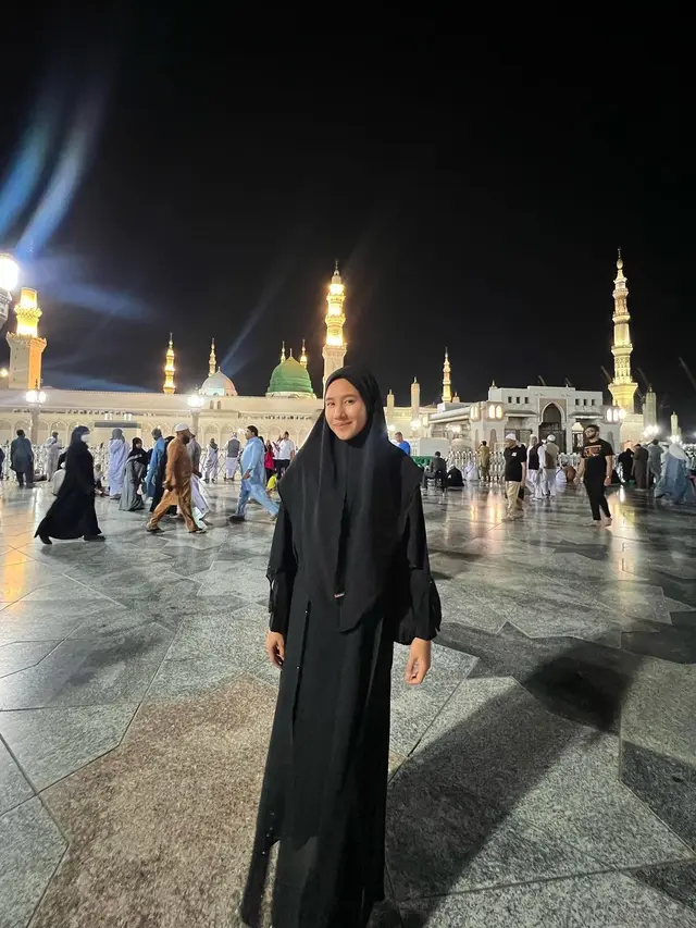 7 Potret Shenina Cinnamon Jalani Ibadah Umroh, Penampilan Berhijab Curi Perhatian
