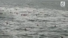 Beredar video amatir penyelamatan penumpang KM Sinar Bangun yang tenggelam di Danau Toba.