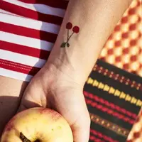 [Bintang] 10 Inspirasi Tato yang Cocok Bagi Pecinta Buah-buahan