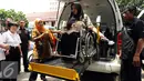 Menteri Sosial, Khofifah Indar Parawansa (berkerudung) melihat fasilitas mobil akses bagi penyandang disabiltas di Jakarta, Senin (28/12/2015). Mensos meresmikan sejumlah fasilitas penunjang bagi penyandang disabilitas. (Liputan6.com/Helmi Fithriansyah)