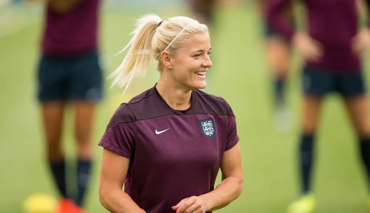 Pemain Inggris, Katie Chapman saat sesi latihan di Stadium Commonwealth, Edmonton, Kanada, Selasa (30/6/2015). Inggris akan menghadapi Jepang di semifinal Piala Dunia Wanita 2015. (AFP Photo/Geoff Robins)