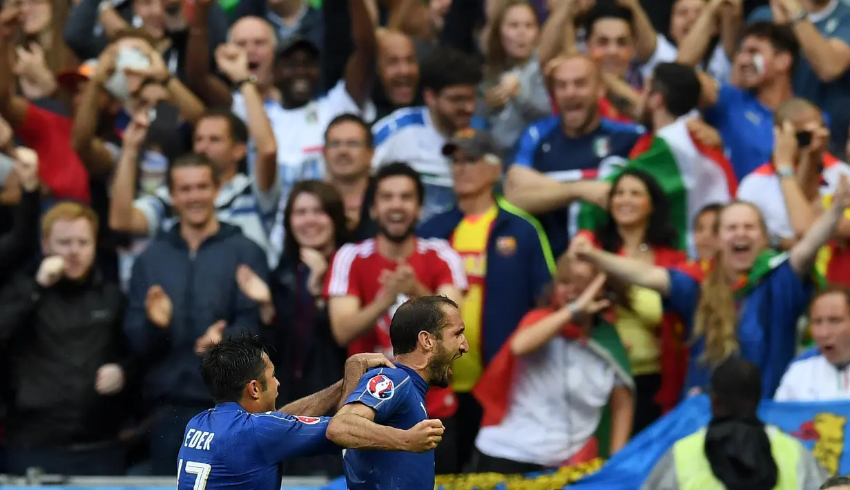 Selebrasi Giorgio Chiellini merayakan gol ke gawang Spanyol bersama Eder dan suporter pada babak 16 besar Piala Eropa 2016 di Stade de France, St. Denis, Prancis, Senin (27/6/2016).  (EPA/Daniel Dal Zennaro)