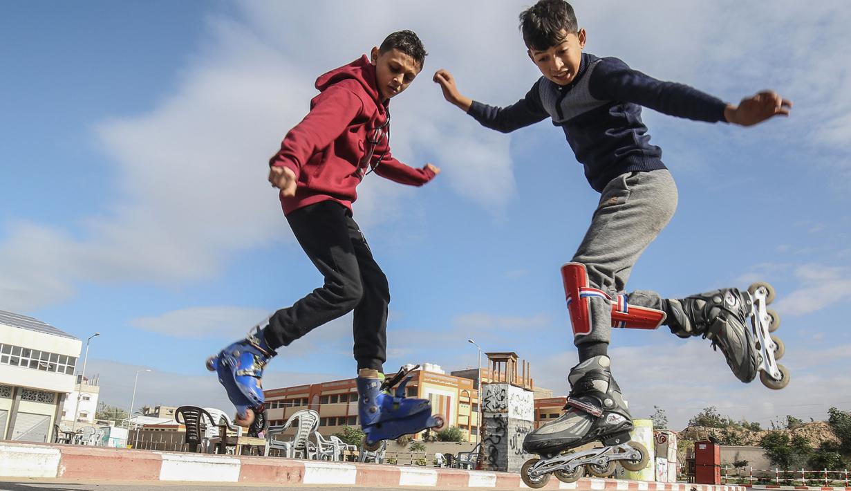Pemuda Palestina melakukan gaya bebas saat bermain sepatu roda dijalanan kawasan Khan Younis, Jalur Gaza, Selasa (19/1/2021). (AFP/Said Khatib)