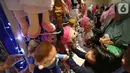 Anak-anak memilih boneka pada Festival Dongeng Internasional Indonesia, Museum Nasional Jakarta, Minggu (3/11/2019). Festival dongeng terbesar di Indonesia yang bertujuan untuk melestarikan tradisi bercerita pada masyarakat mengusung tema Kisah Para Pahlawan. (Liputan6.com/Fery Pradolo)