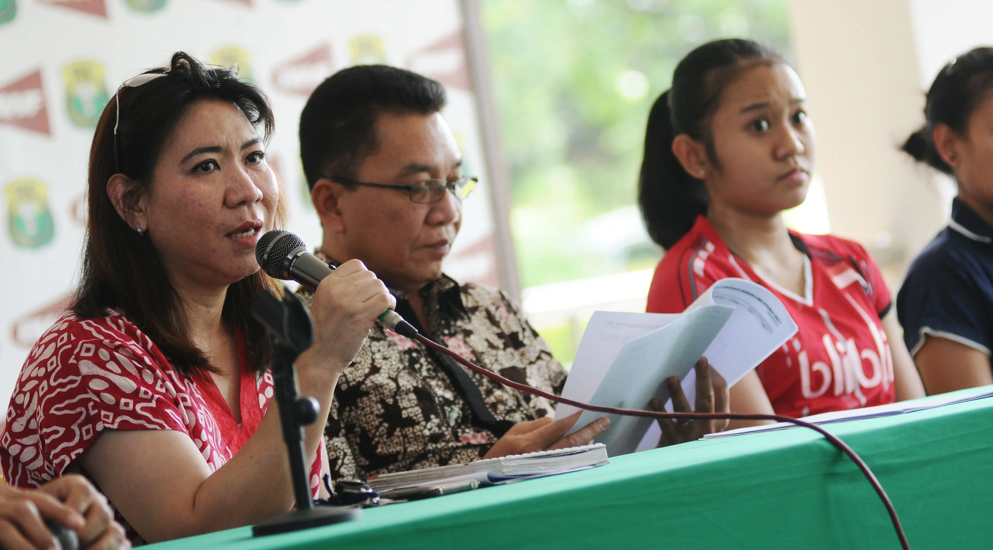 Kabid Binpres PP PBSI, Susiy Susanti (kiri) memberi keterangan terkait Kejurnas PBSI 2017 Gubernur Kepulauan Bangka Belitung di Jakarta, Jumat (24/11). Kejurnas digelar di Pangkalpinang pada 28 November-2 Desember. (Liputan6.com/Helmi Fithriansyah)