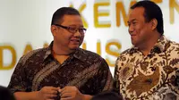 Menteri Koperasi dan UKM AAGN Puspayoga  didampingi Menteri Perdagangan Rahmat Gobel saat sosialiasi minum jamu di Gedung Kementerian Koperasi dan UKM, Jakarta, Jumat (9/1/2015). (Liputan6.com/Faizal Fanani)