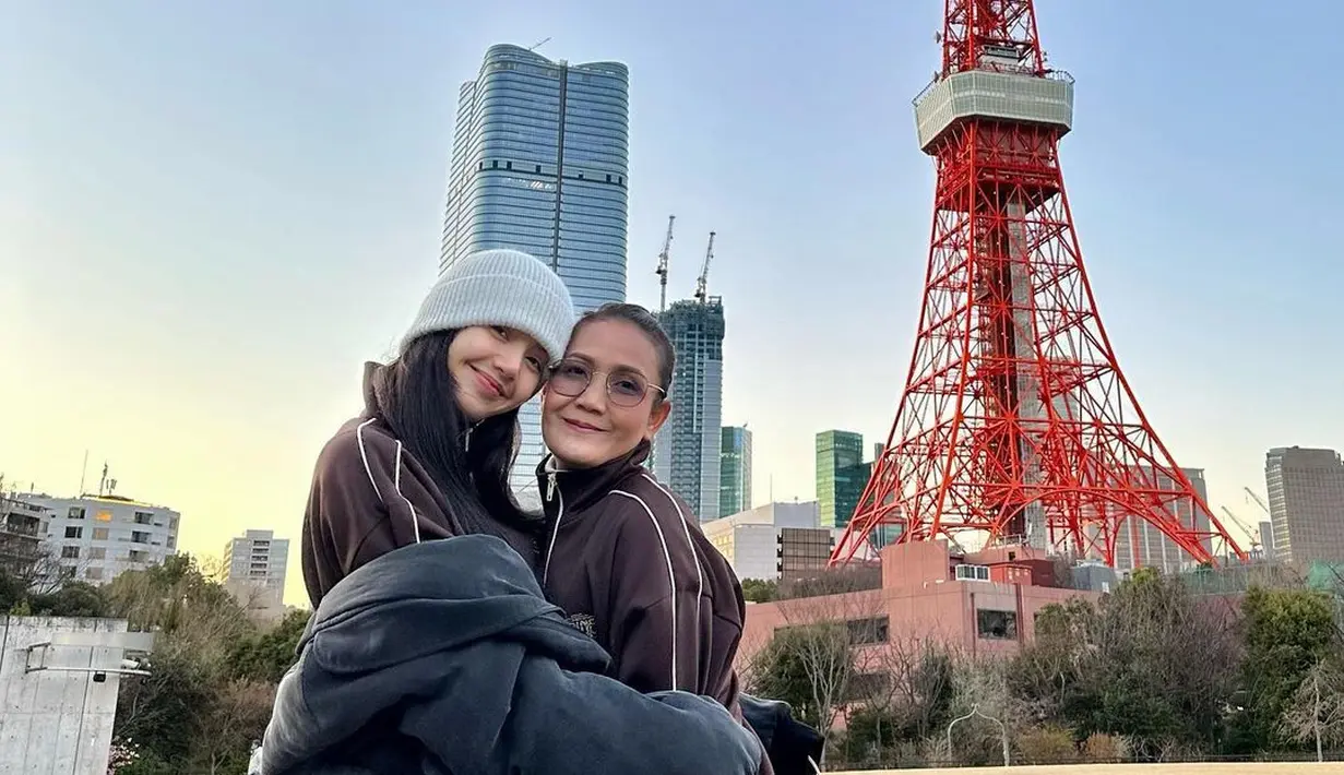 Kali ini tak hanya serasi, Chitthip Bruschweiler berfoto mesra dengan Lisa mengenakan outfit kembar. Keduanya terlihat sama-sama mengenakan jaket berwarna cokelat, Chitthip Bruschweiler memadukannya dengan celana jeans. Foto: Instagram.