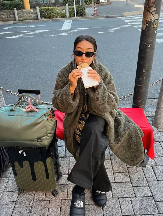 Penampilan eksentrik Peggy Gou. Ia tampak mengenakan oversized outer berwarna abu-abu dari bulu, dipadunya dengan celana jeans hitam. [Foto: Instagram/peggygou_]