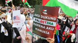 Dalam aksinya, pengunjuk rasa mengajak pelajar, mahasiswa, serta masyarakat luas untuk turut menyuarakan kemerdekaan Palestina melalui berbagai cara, mulai dari forum diskusi hingga aksi turun ke jalan. (Liputan6.com/Herman Zakharia)