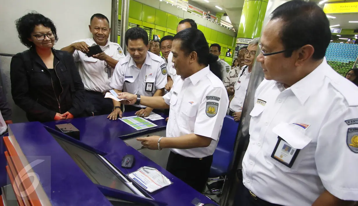 Didi Kempot bersama Dirut PT KAI Edi Sukmoro menyapa calon penumpang di Stasiun Gambir, Jakarta, Kamis (9/3). Didi Kempot bertugas membantu menyosialisasikan produk, layanan, dan kebijakan PT KAI kepada masyarakat. (Liputan6.com/Immanuel Antonius)