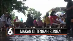 Makan di pinggir sungai sambil menikmati keindahan sungai sepertinya sudah biasa. Namun rumah makan yang satu ini, justru menawarkan makan di tengah sungai. Jadi bagaimana, sensasi makan dengan kaki terendam aliran sungai ?